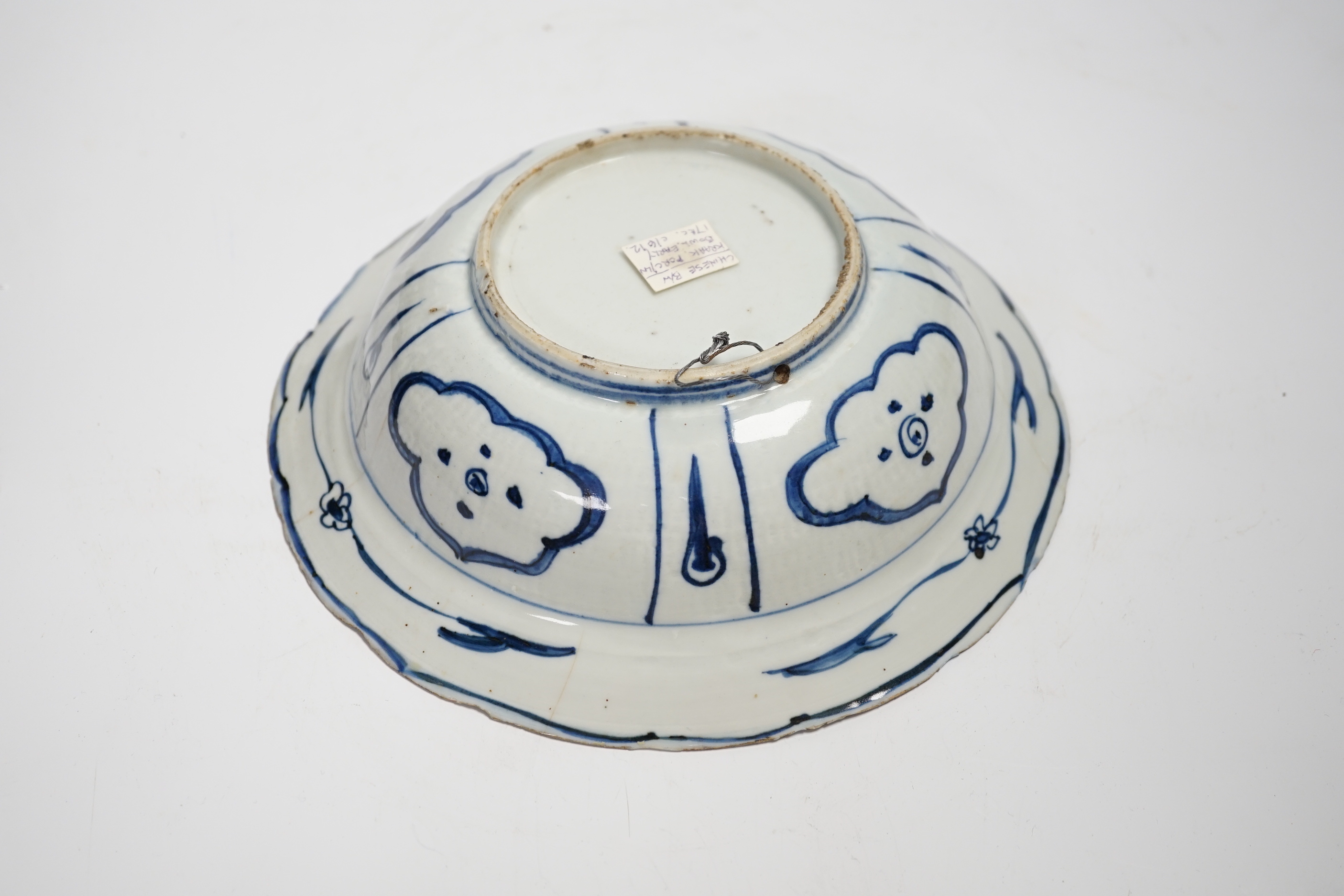 A Chinese kraak porcelain blue and white bowl, Wanli period, 22cm